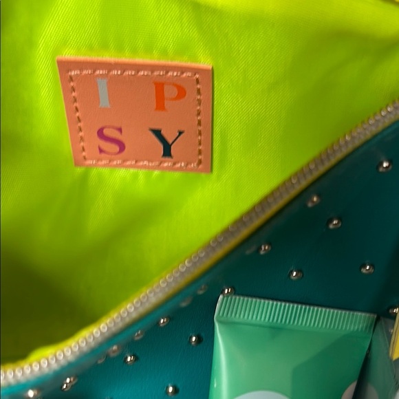 Beauty Bundle & Ipsy Bag Combo GLOW ON 5TH Vit C Serum & Self Care Set Teal Stud - Picture 10 of 11